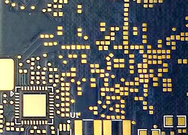 Ar sveķiem pieslēgts dēlis